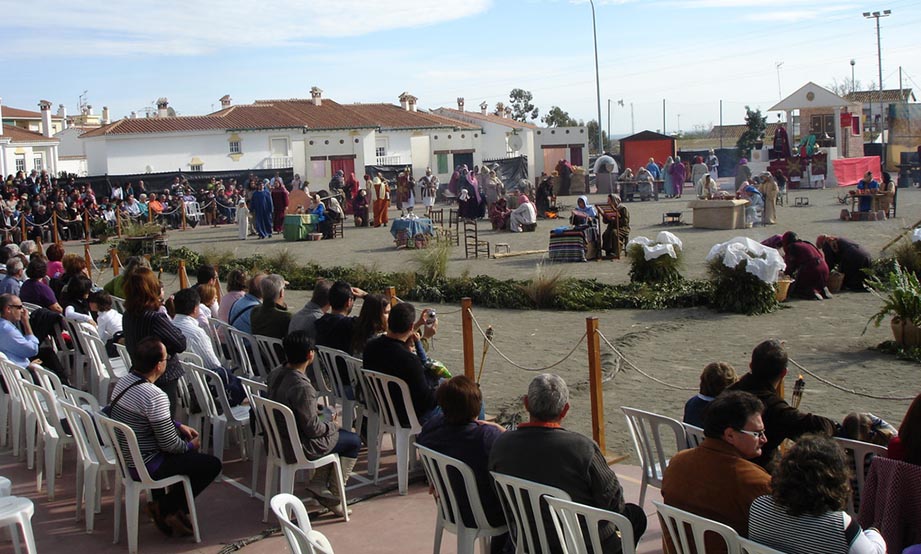 Más de 150 vecinos cooperan en el Belén Viviente de Almayate